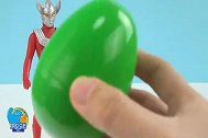 赛罗奥特曼抱着绿色的奇趣蛋