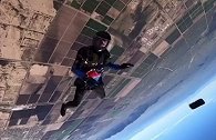 美国：一名跳伞者在3650米高空跳伞时手机从口袋飞出