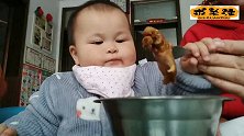 宝宝和鸡翅干上架,宝宝：吃不干净以后不在1岁萌娃面前混