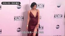 “金小妹”凯莉·詹娜穿白裙曲线动人，和男友戴情侣戒指秀恩爱