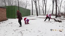 童年短剧：下雪了，傻妞和哥哥妈妈一起玩打雪仗，真是太开心了