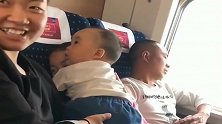 儿子2岁就自来熟，高铁上让小姐姐搂着，网友随他爸！