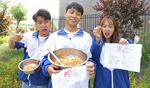 搞笑剧：按成绩打饭，学霸100分打一根面，学渣0分却端走一盆