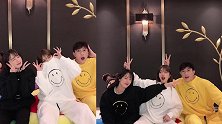 大左袁冰妍周扬青同框 三人穿同款不同色套装默契足