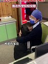 河北石家庄：护士用外套把生病孩子裹住安慰