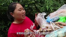 2位美女来做客，胖妹烧一桌拿手菜招待，边吃边聊，大洋笑开了花