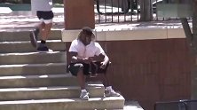作死男悄悄剪断路人耳机线，结果被人猛追，会不会被打残