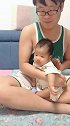 小宝宝趴在爸爸的手臂上练习抬头，呆萌的样子好搞笑！