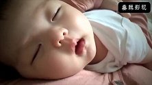 这娃儿不知道梦到什么,好像很开心