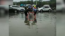 湖北襄阳暴雨后一积水路段发现漂浮女尸，市民：看着很年轻，可惜