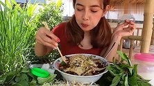 泰国妹子吃牛肉汤面，牛肉和配菜比面还多，这样吃才够味