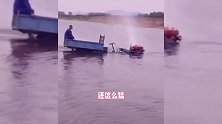 搞笑瞬间：水陆两栖拖拉机