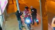 秘鲁一名劫匪抢劫摩托车时误杀同伴