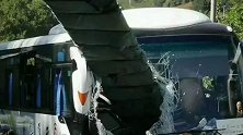 四川一风力发电扇叶穿进客运班车 前挡风玻璃被戳出大窟窿