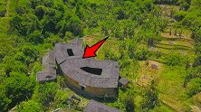 航拍福建山区，意外发现一座1/4土楼，造型奇特令人遐想