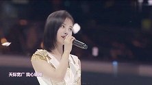 鞠婧祎演唱《我心翱翔》，歌声优雅超有磁性，引台下观众欢呼！