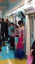 地铁一号线上，这位小姐姐真努力，在地铁车厢里还在练习！