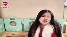 女主人用放大镜看小狗的眼睛，金毛生气了：这不是损我吗？太逗了