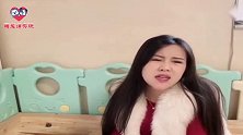 女主人用放大镜看小狗的眼睛，金毛生气了：这不是损我吗？太逗了