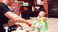 爸爸用手指着1岁宝宝，接下来小家伙的举动，妈妈瞬间笑岔气了