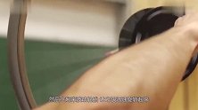旋转的陀螺仪有多稳定老外将它放绳子上，有趣的科学现象发生了
