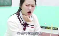 学霸王小九：师生玩面山插筷子游戏，谁让筷子倒了谁输，太有趣了