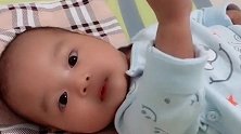 小宝宝举起小拳头，咿呀咿呀地看着妈妈，这是向妈妈挑衅么