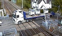 英国：一名卡车司机在铁道路口倒车，撞断防护栏导致线路关闭