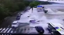 监拍！钱塘江潮水冲跑十多辆汽车 初步统计约7辆车受损