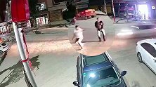 小车6秒“追命”！男子左挪右闪仍不幸被撞飞，当场身亡