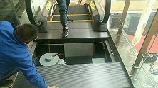 商场的自动扶梯！检查完一台再检查另一台！