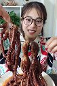 吃货吃八爪鱼，嘴巴都辣红了！