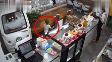 砰！4岁男童骑电动三轮车撞进甜品店 惊魂未定中弃车逃
