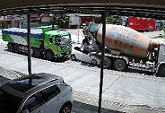 轿车被两辆大车夹扁 现场视频曝光