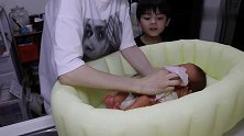 出生第5天的小宝宝第一次洗澡，一副享受的小模样好可爱！