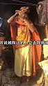 印度一奇葩习俗：女性为怀孕祈求苦行僧祝福，争着躺地下