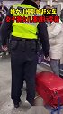 迷惑操作！为赶火车，女子将年幼女儿塞进行李箱！网友：这下彻底赶不上了……