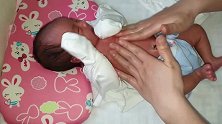 出生第8天的小宝宝，享受“东北式搓澡”按摩，搓出一大推“泥”