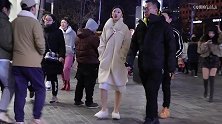 街拍：长筒靴小皮裤的小姐姐，零下六度这样穿搭冷不冷？