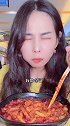 迪丽热巴最爱的爆辣米粉，普通人吃一口就要被辣哭了