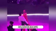 张杰与女伴舞热舞借位吻，谢娜内场选择性观看，估计又要吃醋了