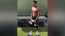 中二少年！曼联大英帝星戏精上身 狂秀肌肉展现变态身体素质