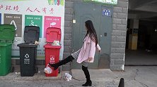 姑娘没有公德心，乱丢垃圾，看两小伙子如何收拾她，太逗了