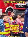 贵州：一男孩做40个俯卧撑挑战消防员