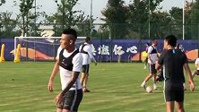 黄海新援拉多尼奇首次参与合练 老队友波波维奇助其融入球队