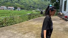 小成第一次带小小文去外婆家，小家伙见到陌生长辈，表情有点懵