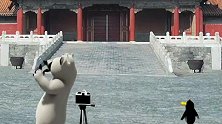 倒霉熊：倒霉熊想自己照相，结果企鹅也加入进来，只好和它一起照