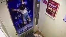 遛娃神器险酿悲剧！2岁女童系牵引绳被电梯夹住悬挂100秒摔落