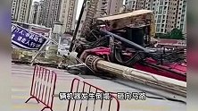 塔吊侧翻致多车被砸，倾倒瞬间曝光,2名男子卡间隙里极限逃生！
