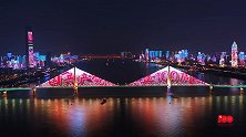 武汉灯光秀献礼建党百年！千栋楼宇点亮夜空，原创国漫投射桥上